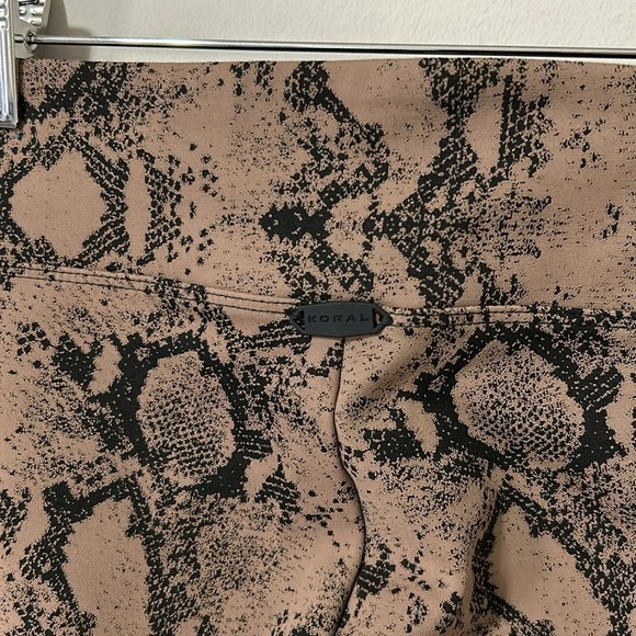 KORAL Drive snake print stretch jacquard leggings High Rise Light Brown Sz M - Picture 8 of 13